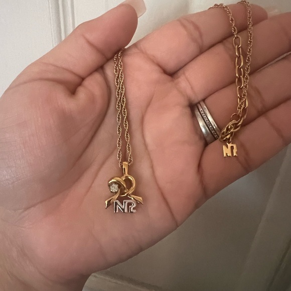 Vintage Nina Ricci Gold Knot Pendant Necklace - Picture 3 of 3